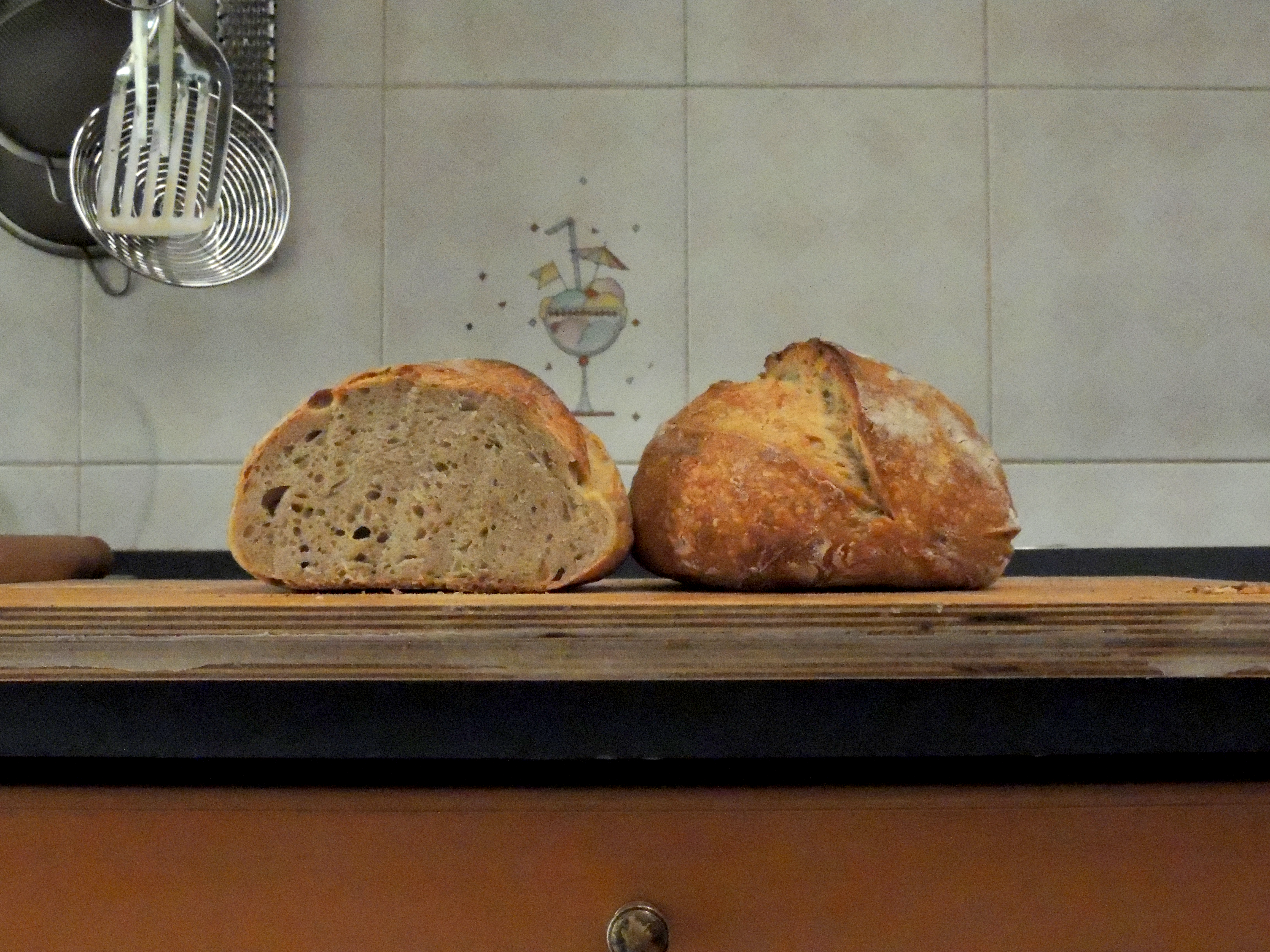 Pane fatto in casa sul tagliere