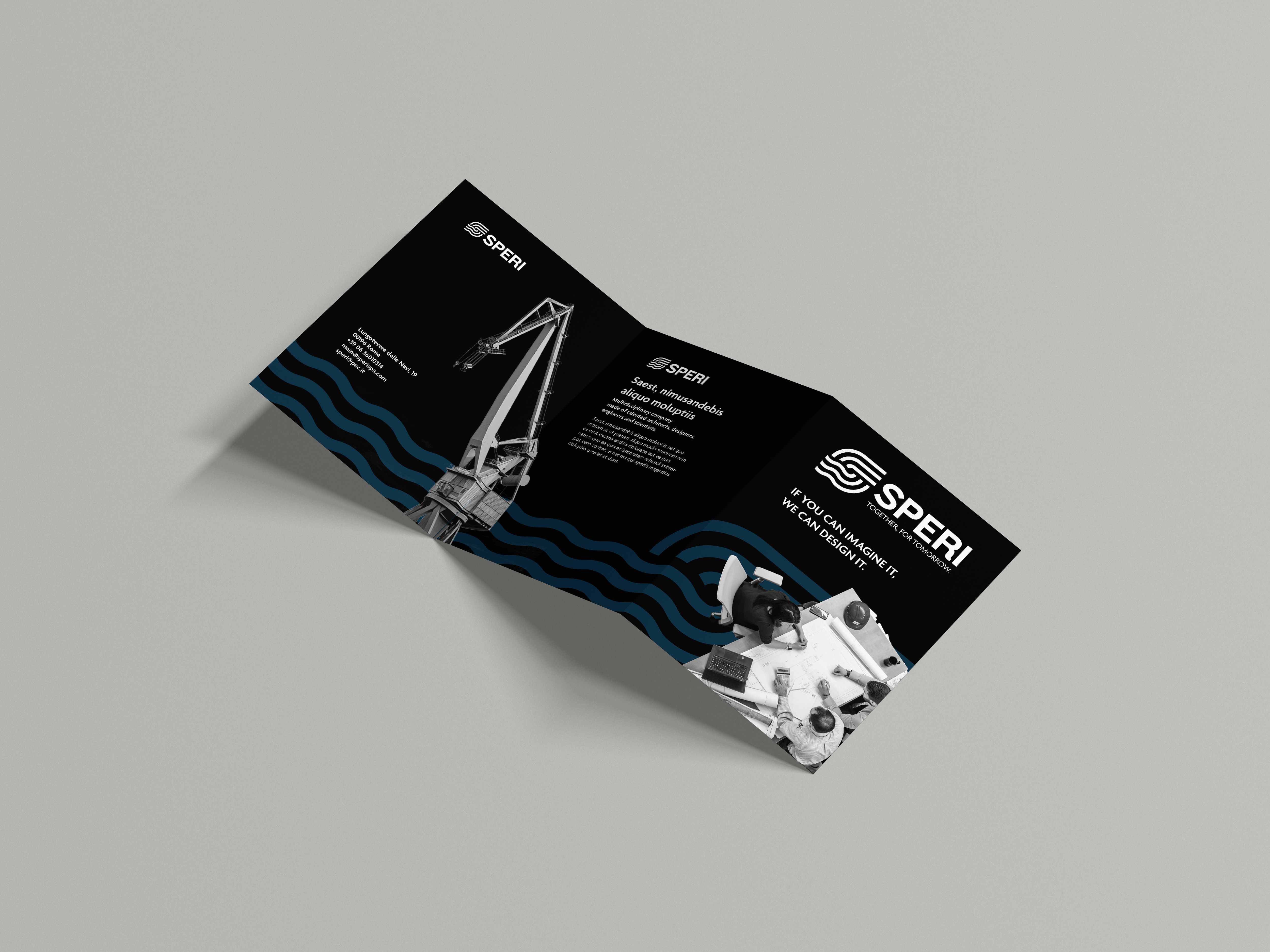 Brochure a tre ante Speri, blu notte con le fasce del marchio e le foto dei progetti