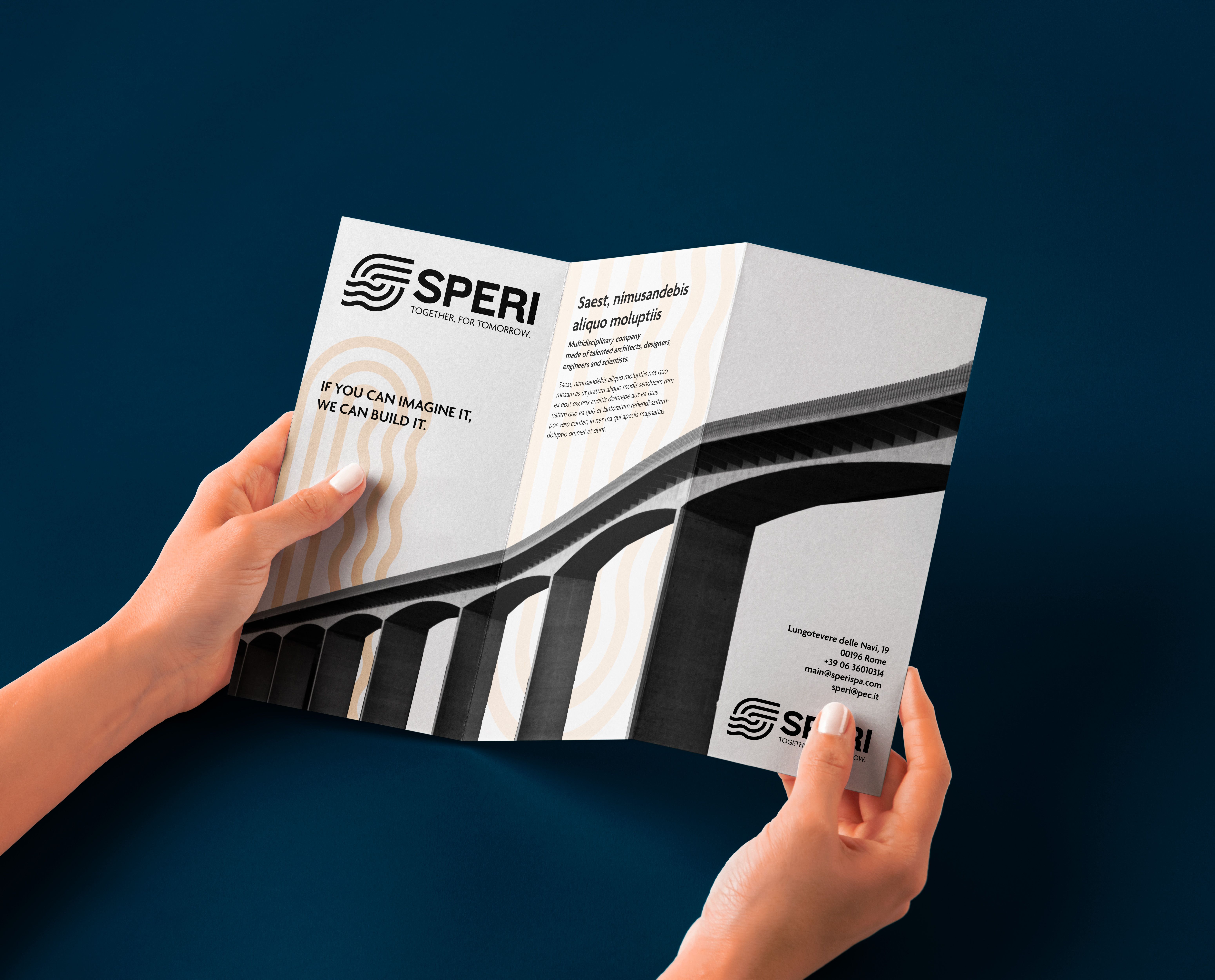 Due mani tengono aperta la brochure a tre ante di Speri, blu notte con il nuovo marchio