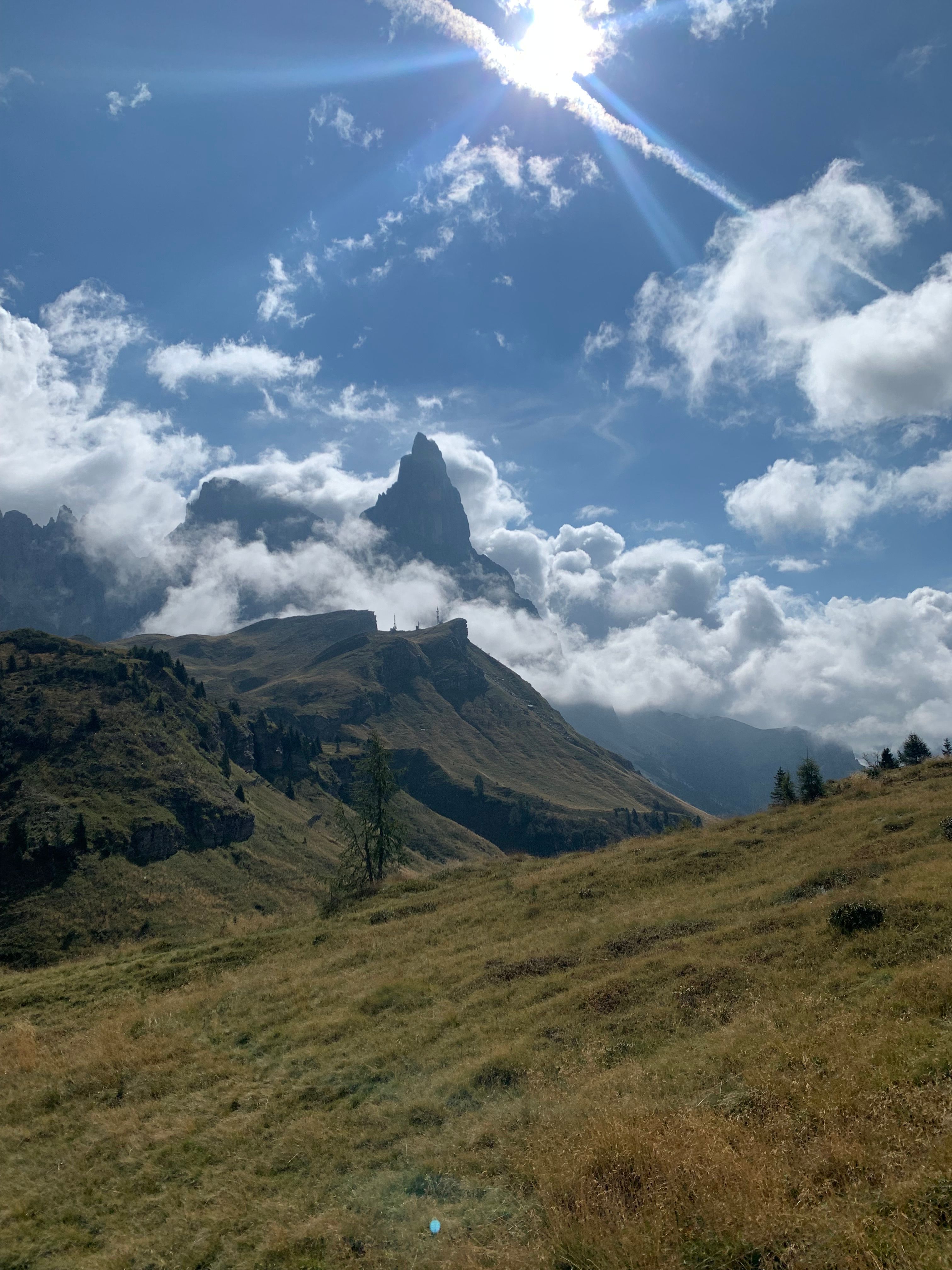 Cielo con nuvole sopra le montagne