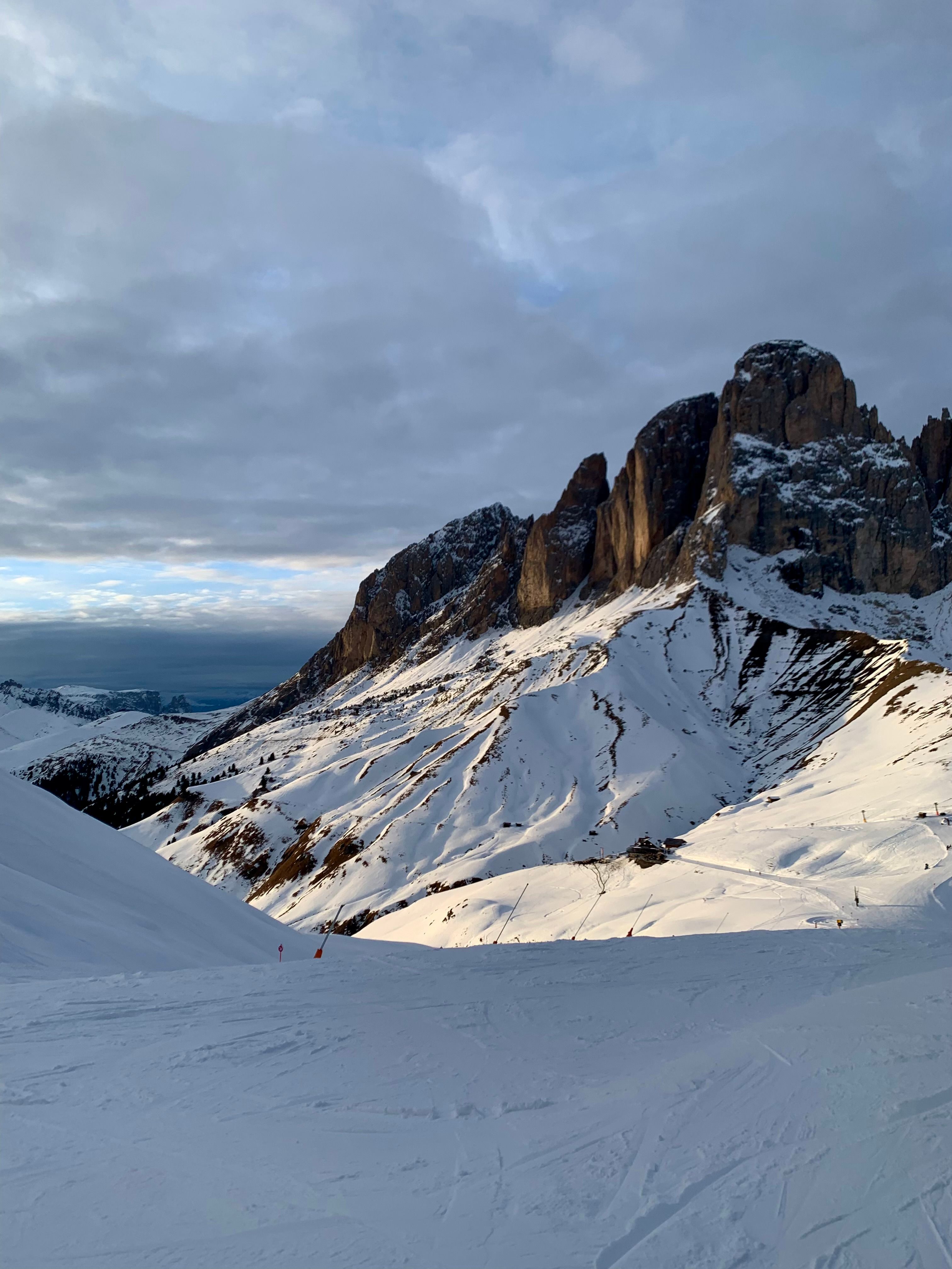 Una cima rocciosa innevata