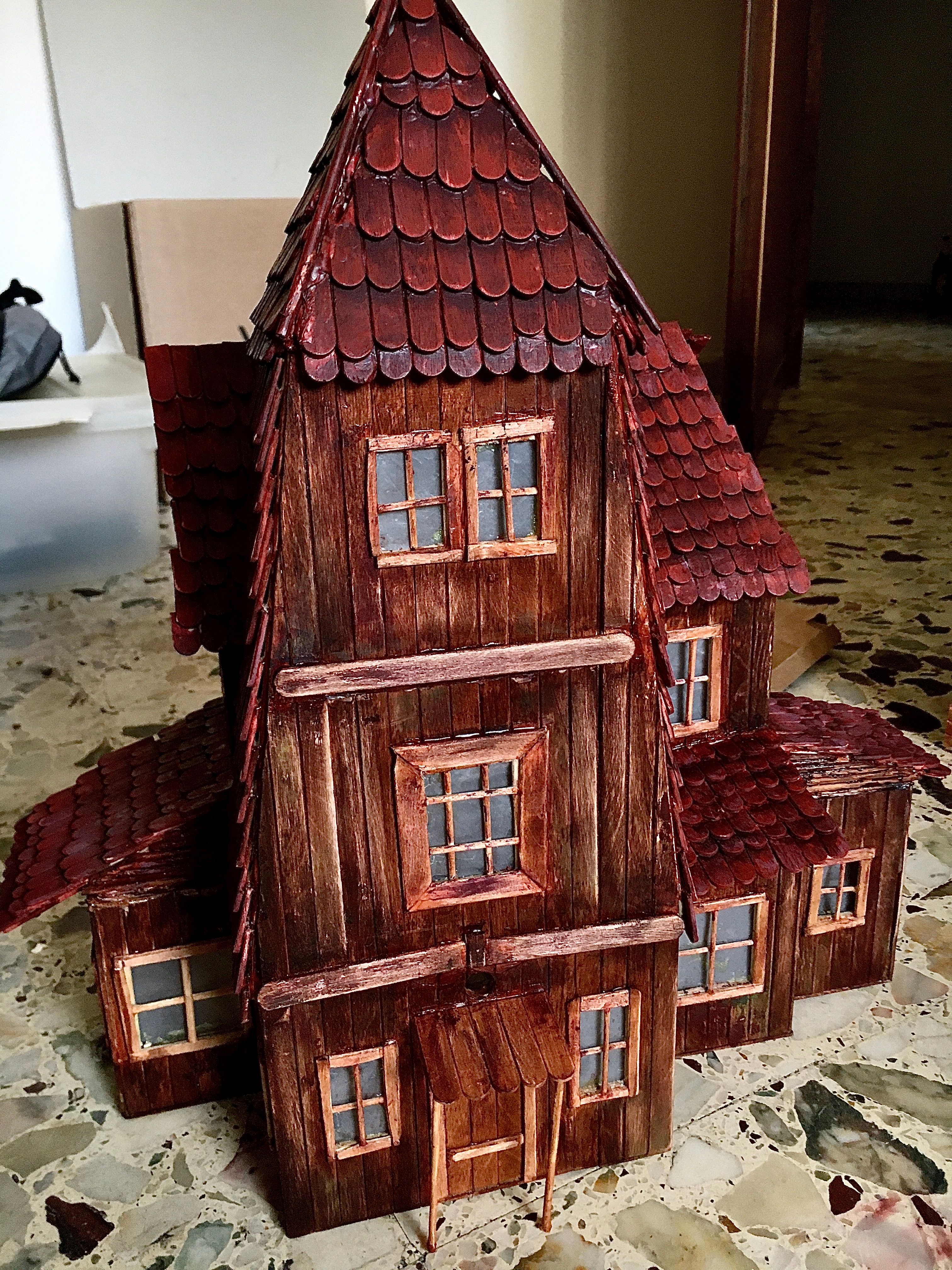 Una casetta in legno decorata