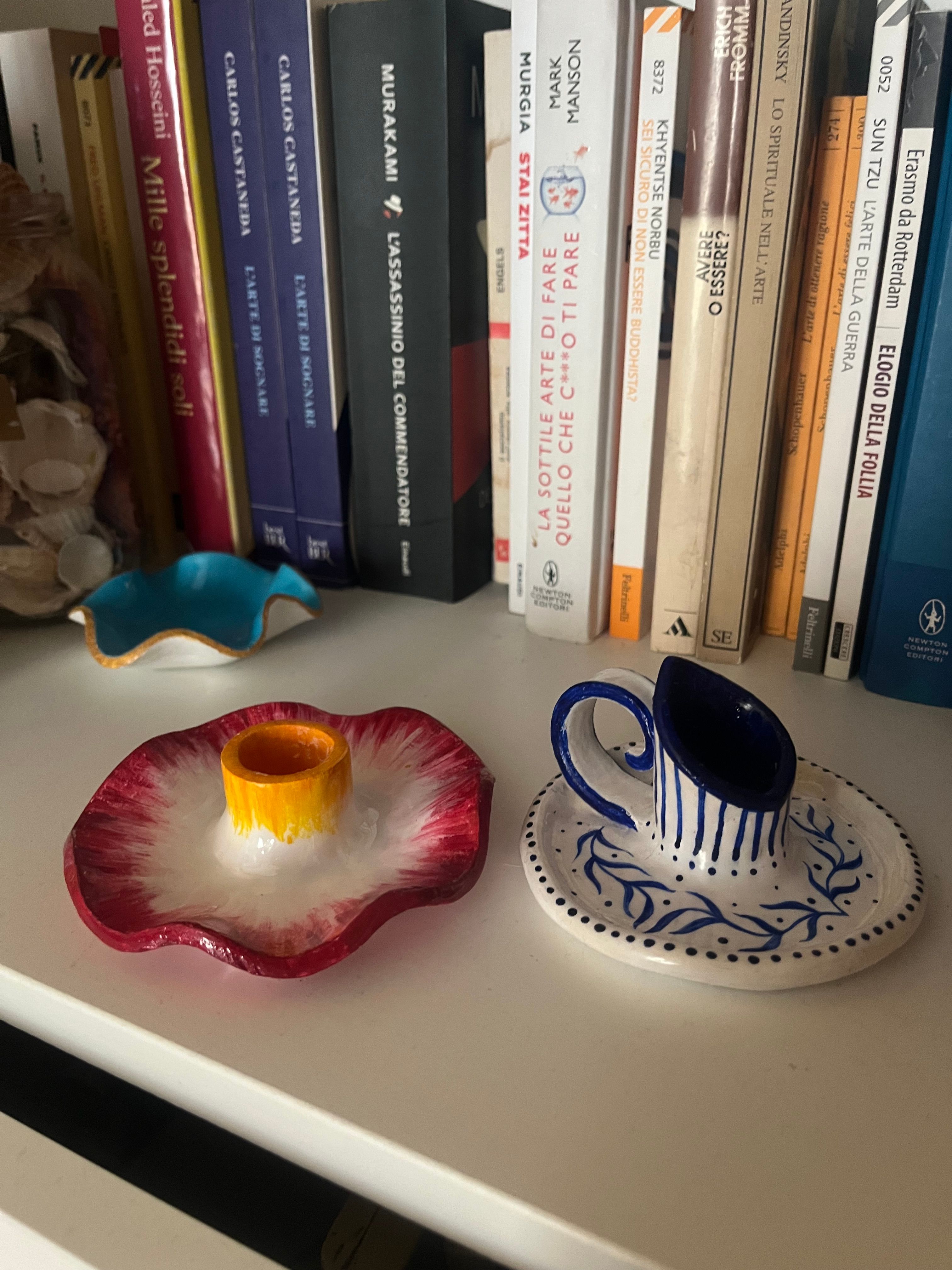 Piattino e tazzina in ceramica dipinti a mano