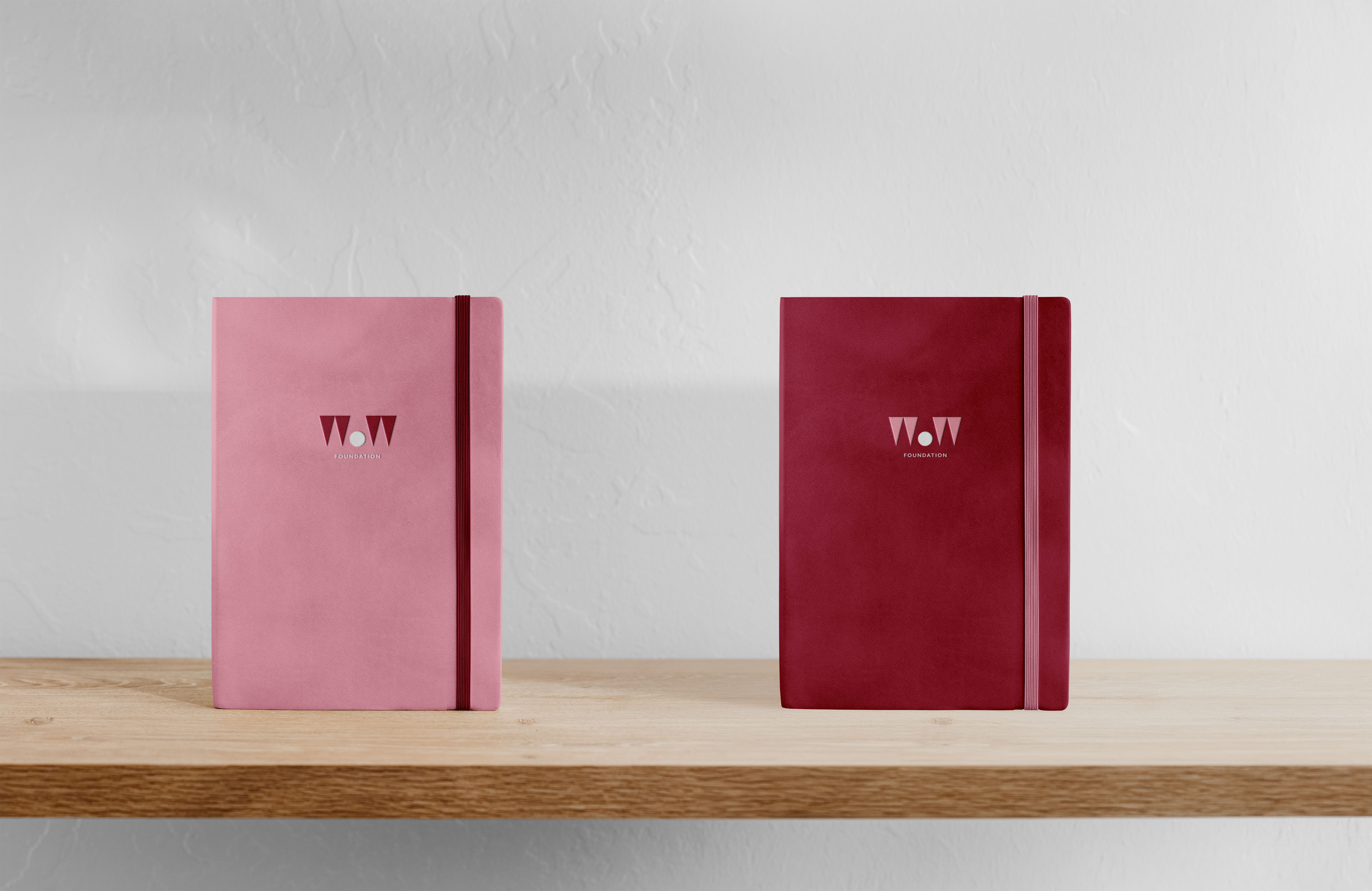 Quaderni rosa e bordeaux con il logo WoW