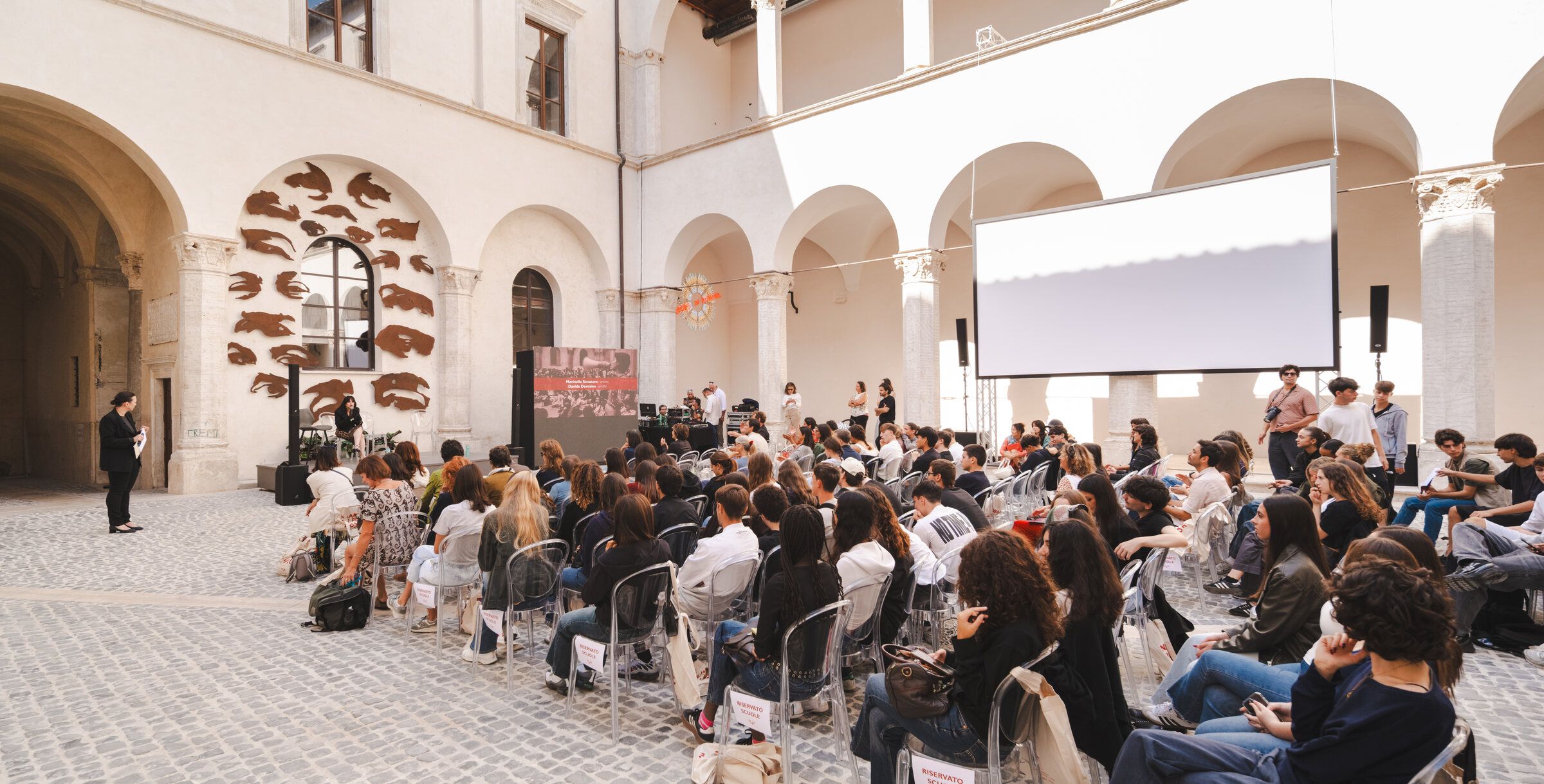 Il cortile durante gli incontri