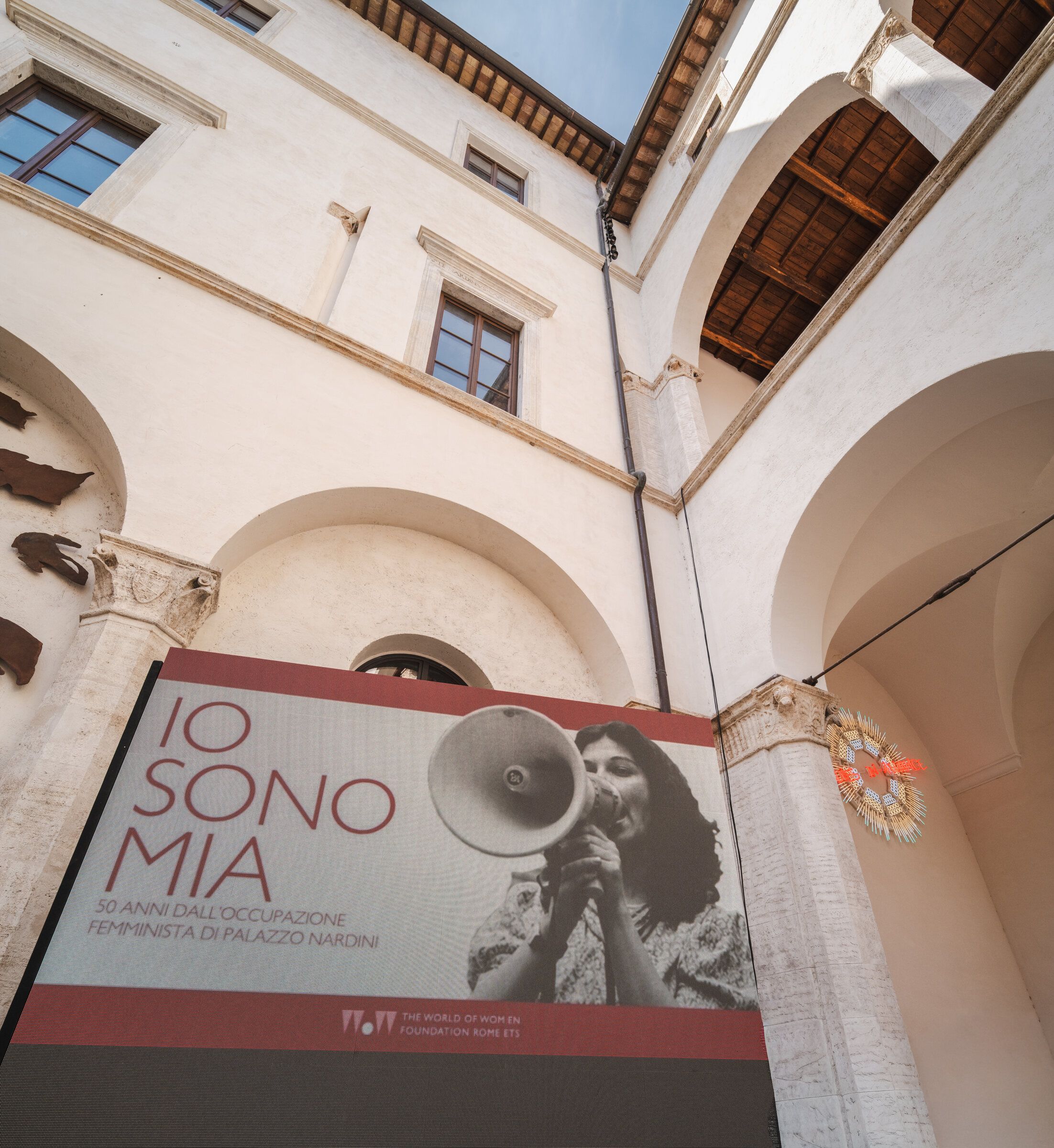 Lo stendardo sotto il portico