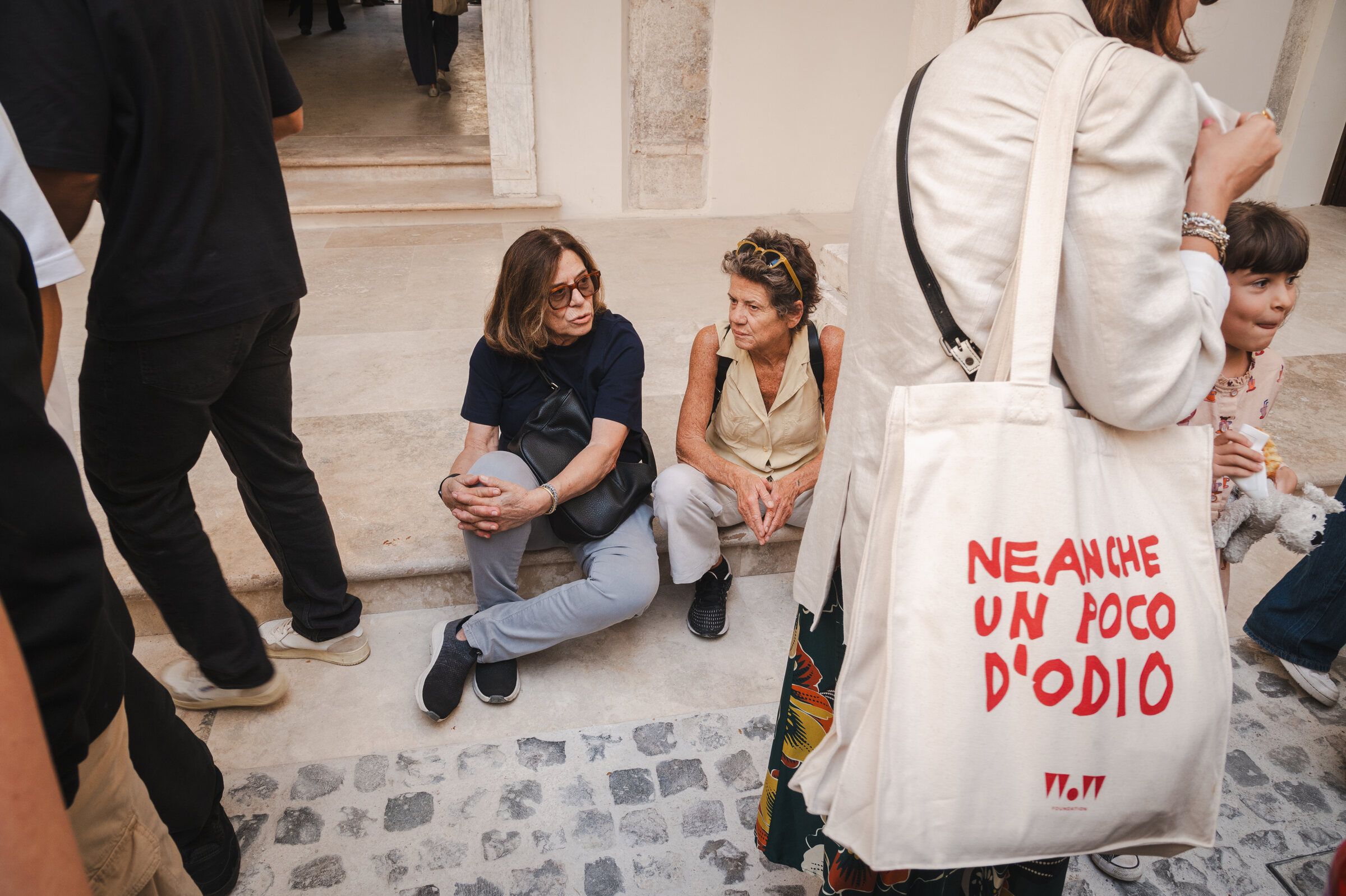 Una visitatrice con la tote “Neanche un poco d'odio” durante l'evento del 2 ottobre a Palazzo Nardini