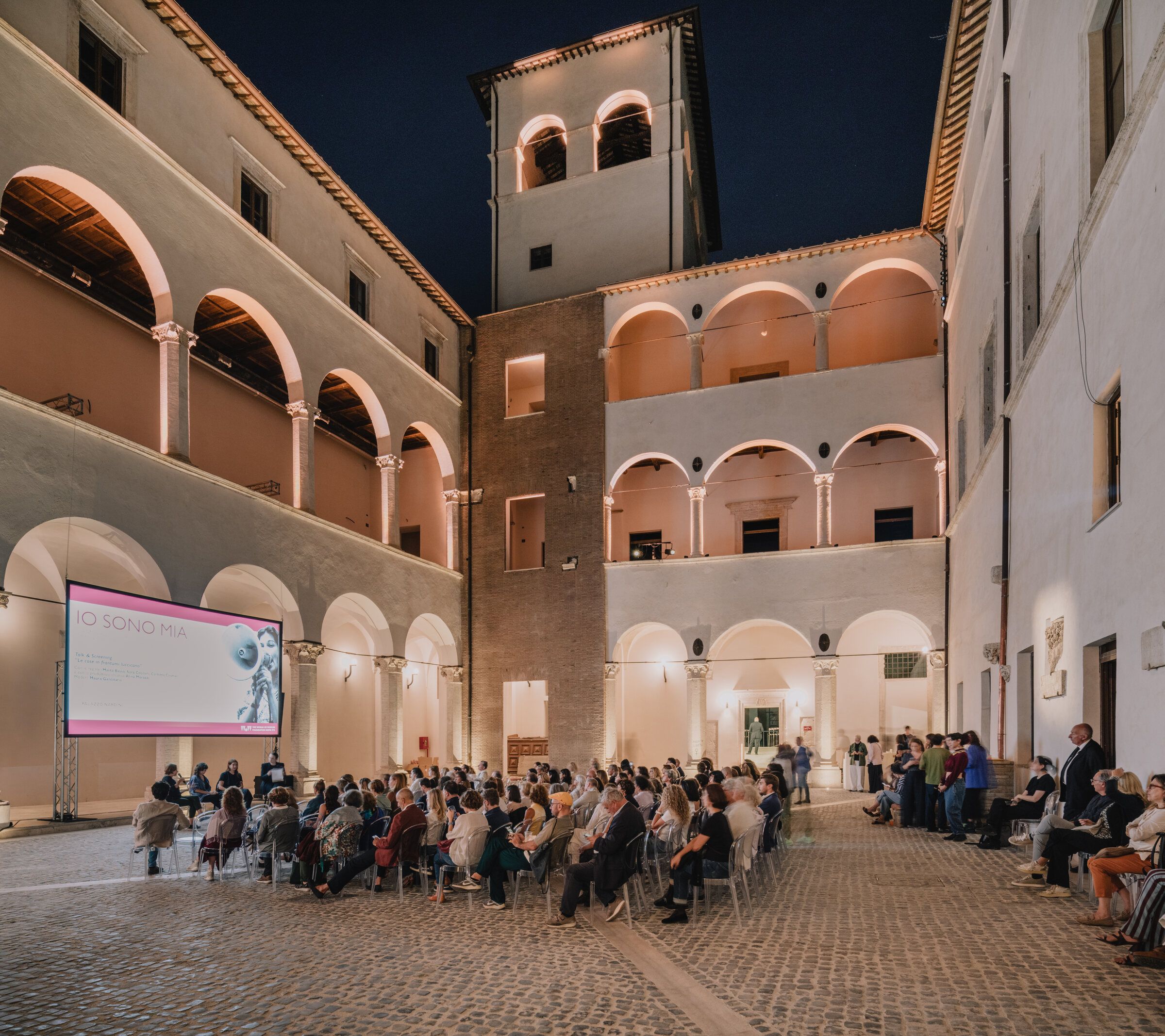 Il cortile di sera