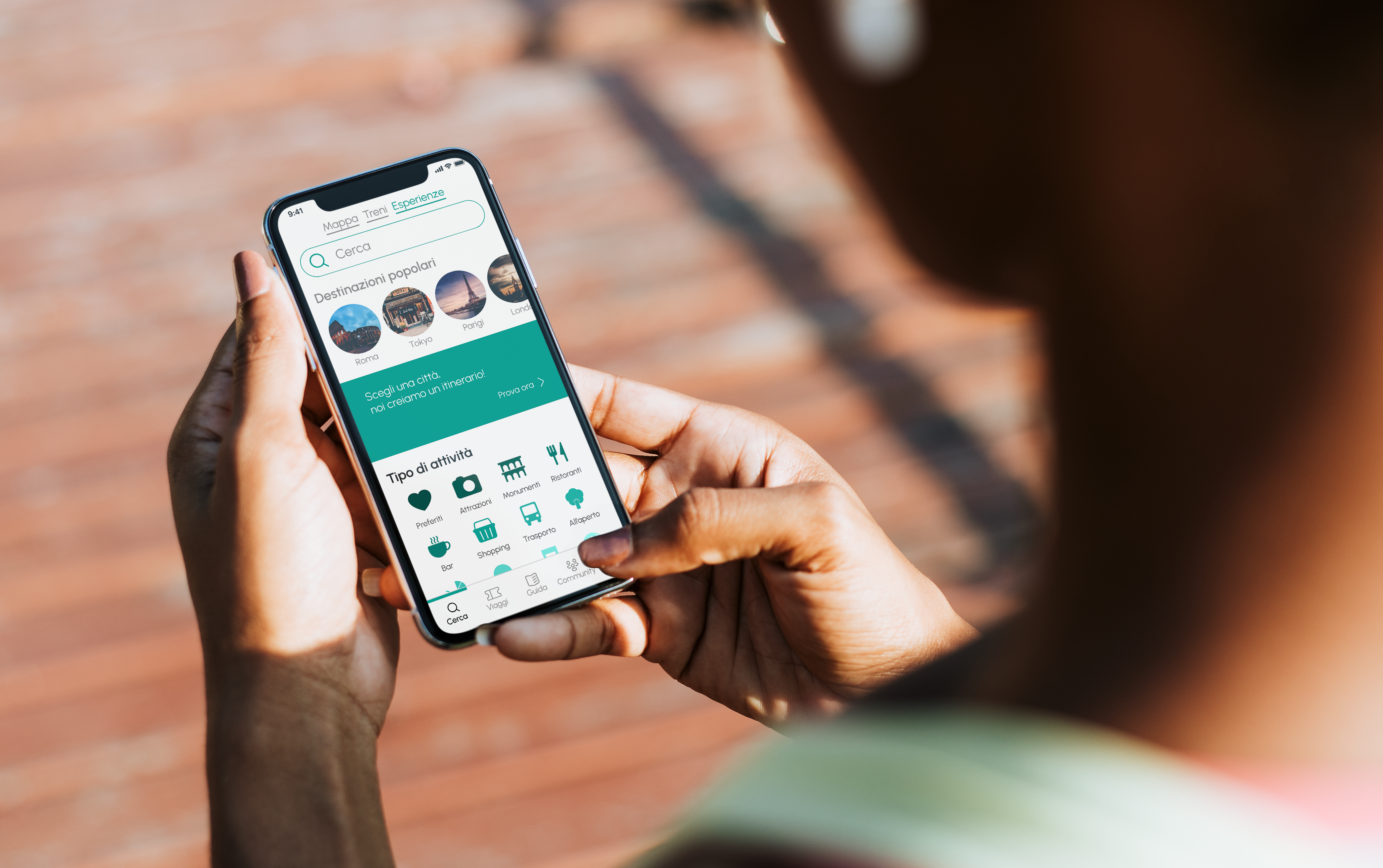 Una mano tiene un telefono con la schermata iniziale dell’app Wonderail