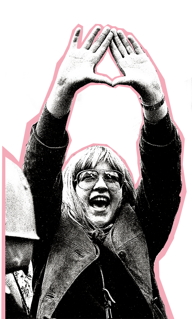 Foto d’archivio: una donna sorride con le mani unite a triangolo