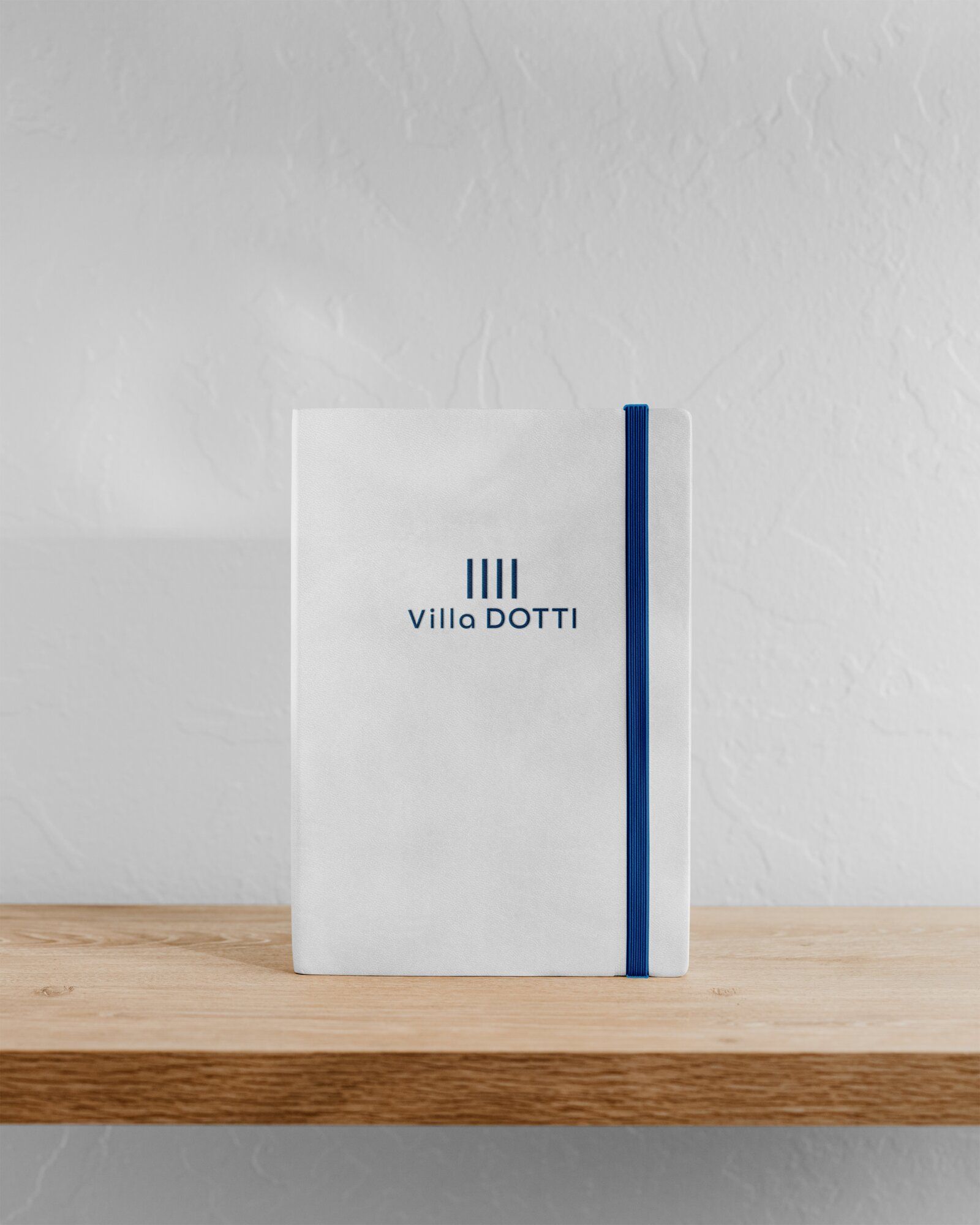 Il quaderno bianco di Villa Dotti con l’elastico blu