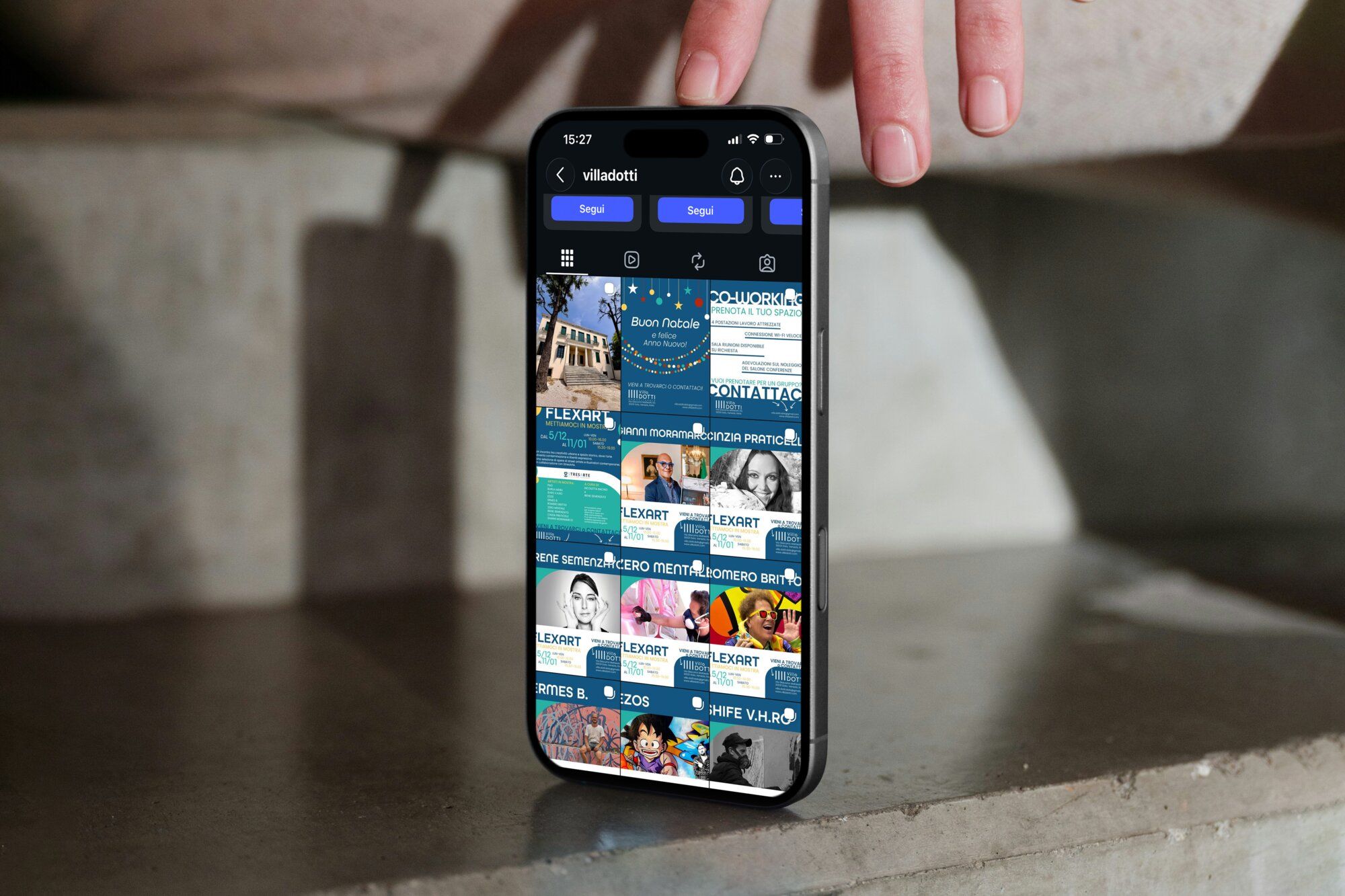 Una mano tiene un telefono con il profilo Instagram di Villa Dotti